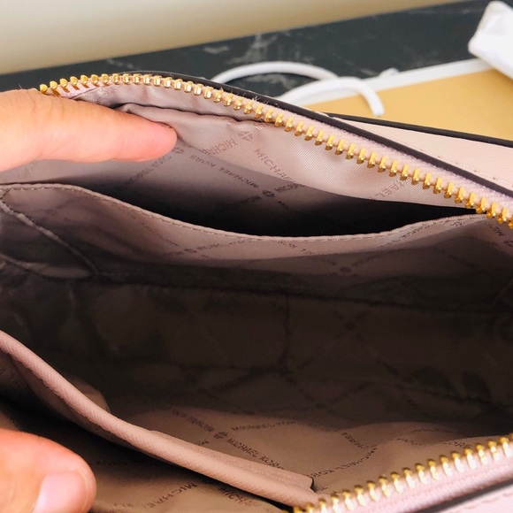 ❤️Michael Kors Sandrine Studded crossbody❤️ - Picture 8 of 11